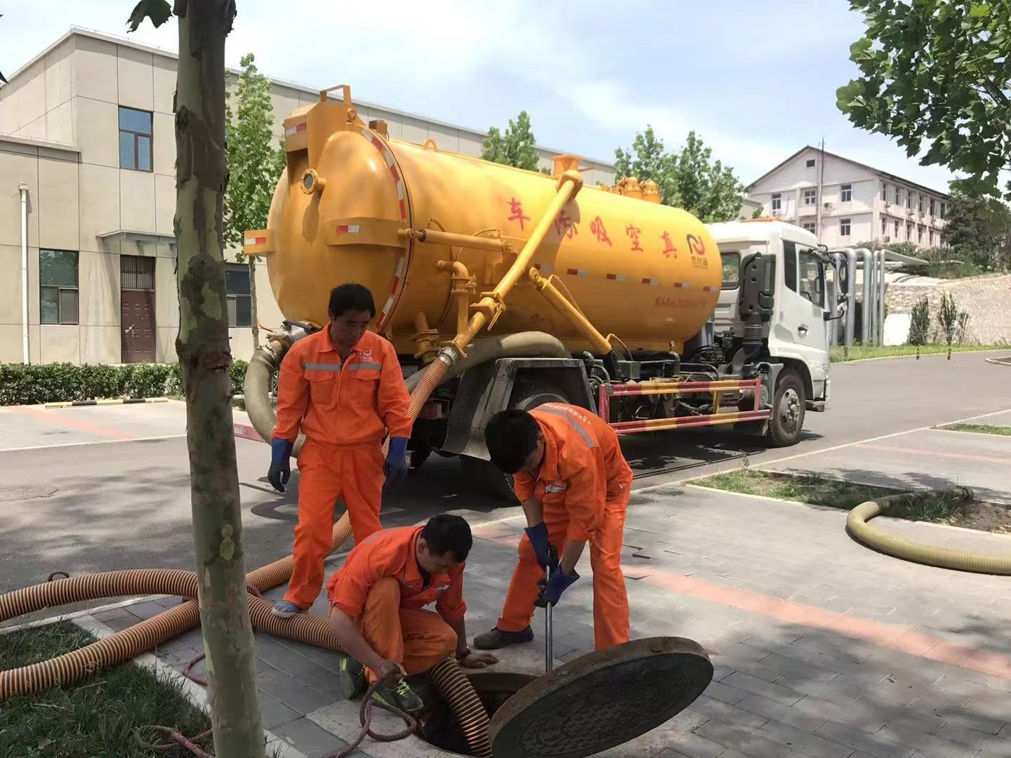 雷山管道疏通车停在窨井附近