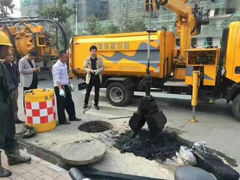 雷山街道：网格员化身“清道夫”，为民解忧疏通“堵心”化粪池