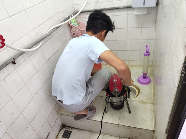 雷山肥皂掉到马桶里把马桶堵住了怎么办？马桶堵住了怎么办
