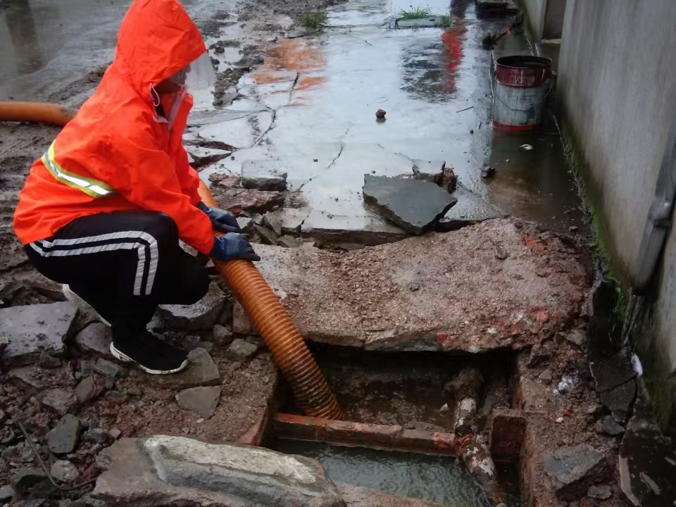 雷山专业清理污水池 炜誉市政以规范流程守护城市 “肠道”