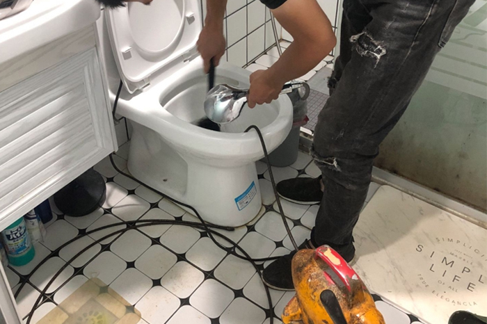 雷山马桶堵塞自己疏通还是找师傅?专业上门服务让你省时更省心